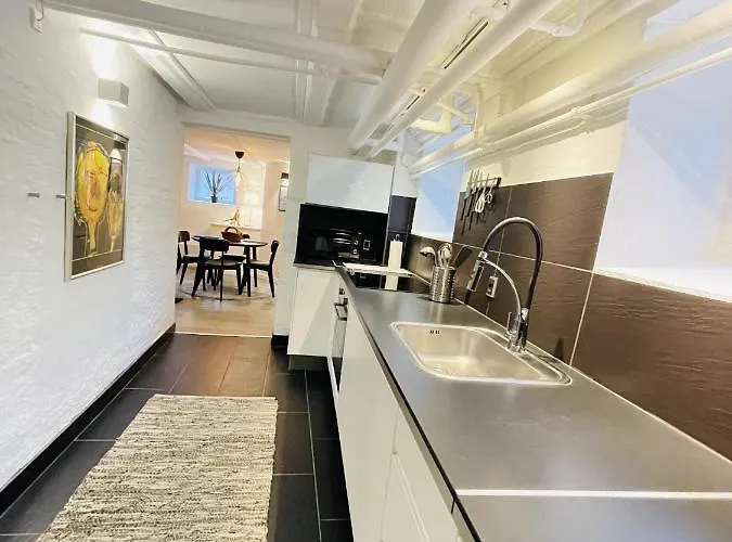 Aday - Modern In The Heart Of * Άλμποργκ